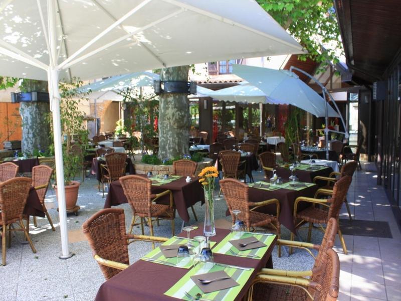 Logis Hotel Tante Yvonne & Son Restaurant Semi-Gastronomique - Lyon Nord Quincieux Exterior foto